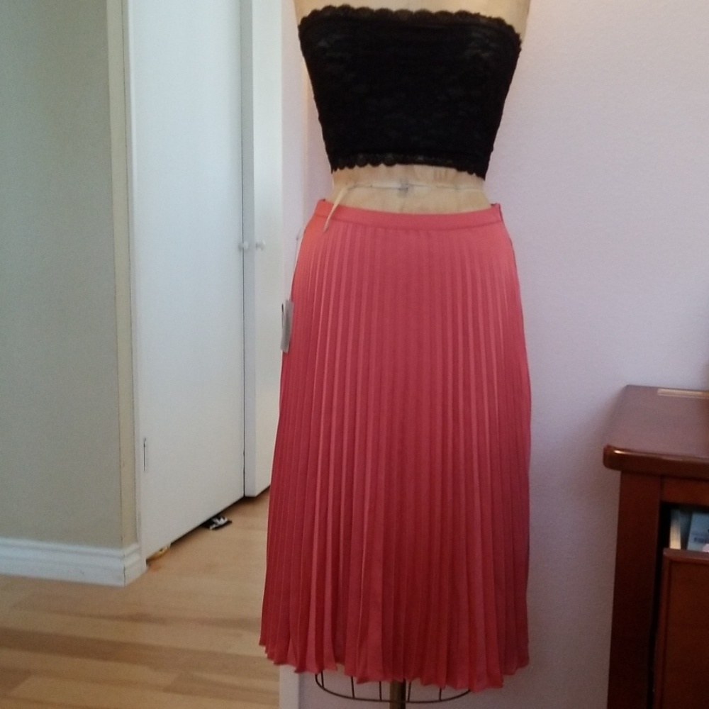 NWT Forever 21 pleated silk like coral skirt